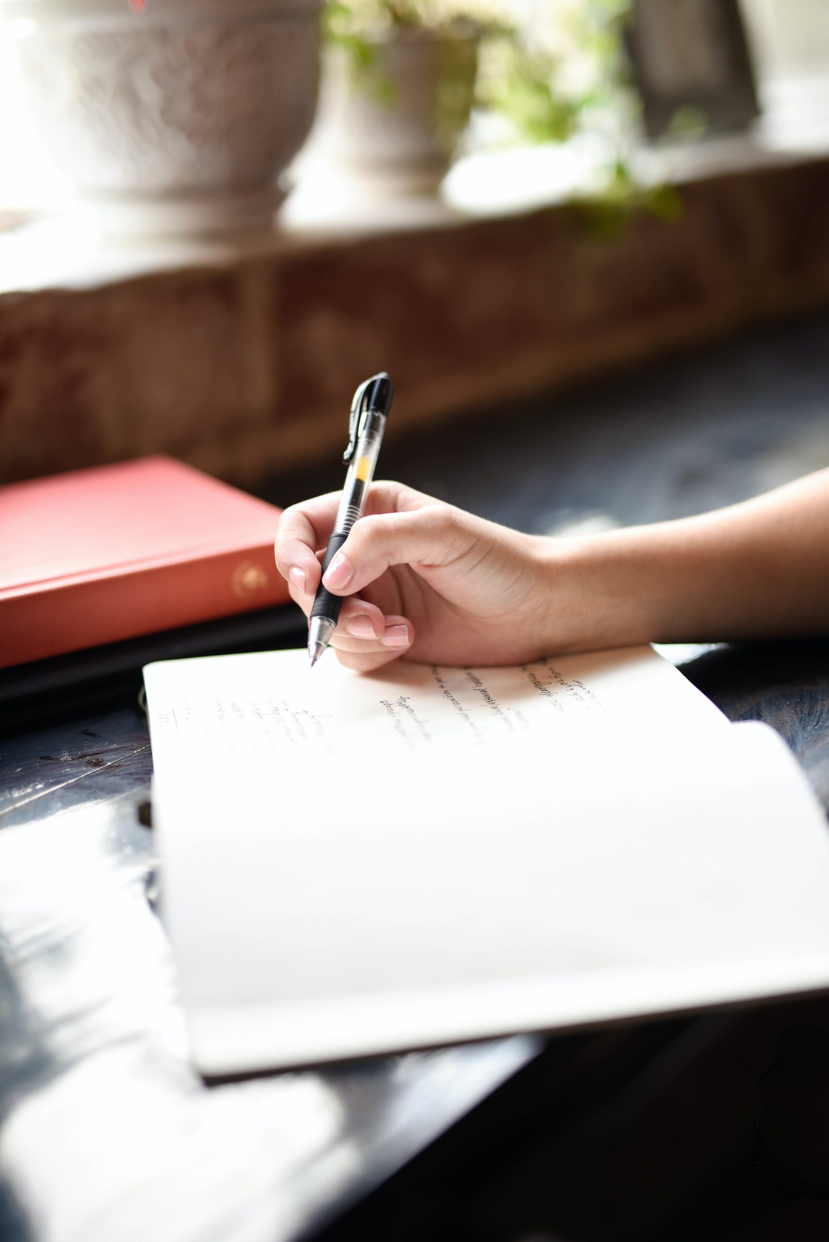 hannah-olinger-8eSrC43qdro-unsplash libros - relatos con alma